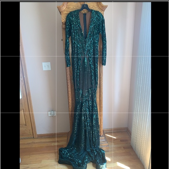 Hello i’m selling my beautiful prom dress